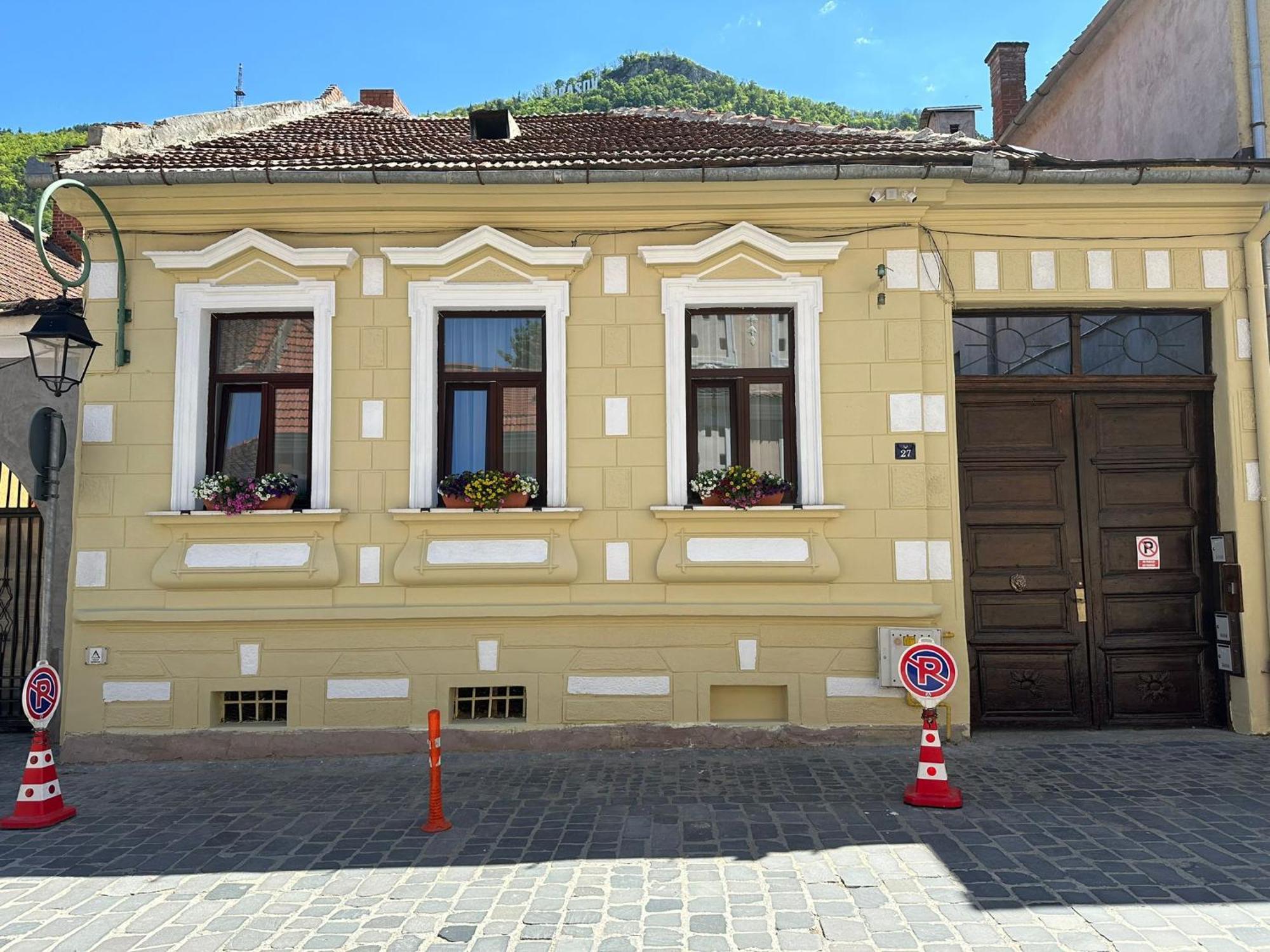 Albert Residence With Complimentary Parking Braşov Exteriör bild